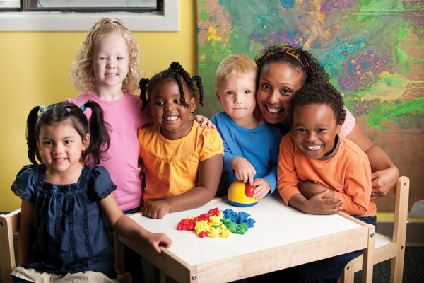preschool-teacher-and-class-at-table-XLarge
